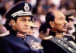 Hosni Mubarak i Anwar Sadat podczas słynnej defilady w 1981 r. 