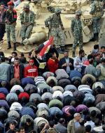 Czołgi wśród demonstrantów na placu Tahrir. Jak zawsze w nowoczesnej historii Egiptu, to wojsko ostatecznie pociąga za sznurki (fot. MIGUEL MEDINA)