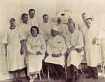  Doktor Stanisław Stuchły (w pierwszym rzędzie, w środku) i jego żona Helena wśród pracowników szpitala w Nowym Sączu. Rok 1941 (fot. archiwum Janusza Stuchłego)