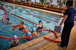 Ćwiczenia na basenie pomagają nabrać kondycji i przełamać lęk przed lekcjami WF-u