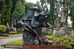 Dawne i współczesne rzeźby na Cmentarzu Łyczakowskim, na pierwszym planie nagrobek ukraińskiego kompozytora Stanisława Ludkiewicza
