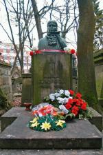 Nagrobek Marii Konopnickiej. Jej pogrzeb w 1910 r. był narodową manifestacją