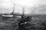 HMS „Liverpool” ratuje załogę tonącego HMS „Audacious”, 26 października 1914 r. 