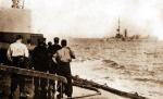 Bitwa pod Helgolandem, 1914 r. – na dalszym planie trafiony niemiecki krążownik „Mainz”  