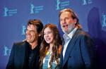 Jeff Bridges  (z prawej), Hailee Steinfeld  i Josh Brolin – gwiazdy nowego filmu braci Coen „Prawdziwe męstwo”