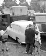 Każdy  wypadek samochodowy w latach 50. był sensacją (z prawej). A kiedy zderzyło się  kilka aut, wiadomo było, że co najmniej jeden kierowca jechał na „podwójnym gazie” 