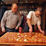 Szczecińska pizzeria Sempre serwuje pizzę o wymiarach 1x1,5 m. Na zdjęciu od lewej właściciel lokalu Artur Modlibowski i kucharz Krzysztof Drygała
