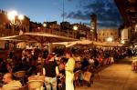 Wieczorami kawiarnie na placu Zielnym, dawnym rzymskim forum, zapełniają się werończykami i turystami
