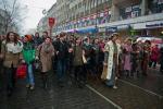 Paradny wstęp do studniówki w Łodzi – już po raz siódmy tamtejsi maturzyści zatańczyli poloneza na ulicy Piotrkowskiej. 