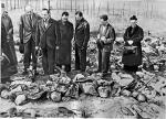 Zdaniem ekspertów w rehabilitacji pomordowanych Polaków może pomóc ewentualny dekret prezydenta Rosji. Na zdjęciu ekshumacja zwłok polskich oficerów pomordowanych przez NKWD, wiosna 1943 r.