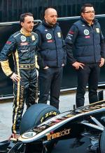 Robert Kubica, menedżer teamu Lotus Renault Gerard Lopez  i Eric Boullier podczas prezentacji bolidu na sezon 2011 (fot. Alberto Saiz)