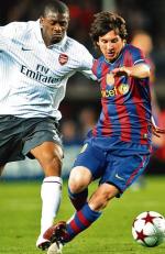Leo Messi (z prawej) rok temu strzelił Arsenalowi wszystkie cztery gole w rewanżowym meczu ćwierćfinałowym 