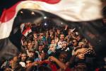  Jeśli kiedykolwiek w nowoczesnej historii mieliśmy przykład oddolnej rewolucji, triumfu „siły ludu”, to widać go było właśnie  na placu Tahrir