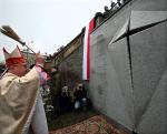 Tylko w Białymstoku udało się bez waśni postawić pomnik. Na zdjęciu monument przy kościele Świętego Rocha święci 16 stycznia bp Antoni Dydycz. fot. bogusław florian skok 