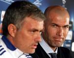 Jose Mourinho  (z lewej)  ma w swoim sztabie Zinedine’a  Zidane’a 
