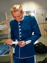 Szeregowa Sofie Lindstam przygotowuje się  do objęcia służby wartowniczej