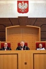 Trybunał Konstytucyjny zaczął badać zgodność stanu wojennego z ustawą zasadniczą. Na zdjęciu (od lewej) Mirosław Granat, Andrzej Rzepliński, Adam Jamróz