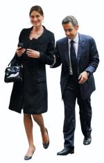 Nicolas Sarkozy mężem swojej żony? Trudno nadążyć za stylem  Carli Bruni, która  jest perfekcyjnym promotorem szyku  i luksusowych francuskich firm