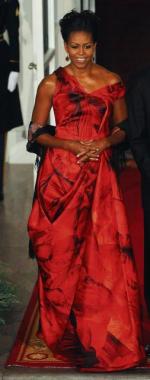 Michelle Obama  w sukni  z domu mody Brytyjczyka Aleksandra McQueena, która wywołała protest amerykańskich projektantów