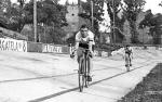 Tor kolarski na Dynasach, 1931 rok. Obok srebrni medaliści igrzysk olimpijskich, Paryż 1924 rok