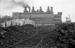 Elektrownia na Powiślu w latach 40. Teren pilnowany był przez straż przemysłową, ale i tak kradziono węgiel.  Z relacji wynika, że najwięcej wysypywano go z wagonów między Dworcem Gdańskim a obecną Wisłostradą