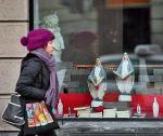 Lewicowa „Krytyka Polityczna” dostała 140 tys. zł. Na zdjęciu: prezentuje swoje książki w witrynie kawiarni Nowy Wspaniały Świat