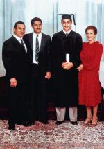 Rodzina w komplecie.  Od lewej: Hosni Mubarak, synowie Alaa i Gamal oraz żona Suzanne