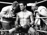 „Między linami ringu” (1956),  reż. Robert Wise. Opowieść o mistrzu z lat 40. Rockym Graziano (wielka rola Paula Newmana). Marsz ku sławie – od kradzieży i rozbojów,  przez więzienie, po zwycięstwa w ringu 