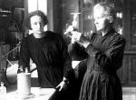 Maria Skłodowska- -Curie  (1867 – 1934) – fizyk, chemik, odkrywczyni radu i polonu, podwójna laureatka Nagrody Nobla. Na zdjęciu  w 1927 r.  z córką Irene 