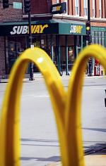McDonald’s zdetronizowany. Subway zepchnął McDonald’s z pozycji lidera światowego rynku barów szybkiej obsługi pod względem ich liczby.  Na koniec 2010 r. miał 33 749 lokali wobec 32 737 dotychczasowego lidera odnotował dziennik „The Wall Street Journal”