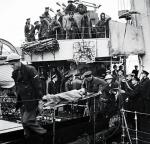 Wyładunek Kanadyjczyków rannych podczas rajdu na Dieppe z pokładu ORP „Ślązak”, 19 sierpnia 1942 r.