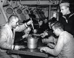 Marynarze jednego z polskich niszczycieli przy posiłku, Wielka Brytania, 1939 r.