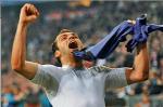 ≥Goran Pandev cieszy się z gola, który dał awans Interowi
