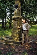 Profesor Stanisław Sławomir Nicieja przy obelisku ku czci Mickiewicza w parku zamkowym. Stan przed renowacją pomnika