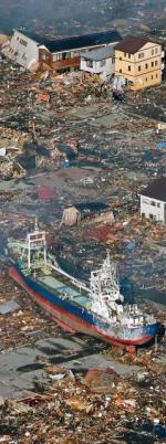 Japonia 2011, miasto Kesennuma, statek wyrzucony przez tsunami na ląd 