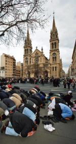 Paryscy muzułmanie chcą się modlić w kościelnych murach (fot. Fred de Noyelle)