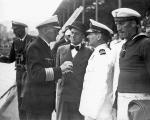 Kmdr Hans Langsdorf, dowódca „Admirala Grafa Spee”, w rozmowie z argentyńskimi oficjelami, grudzień 1939 r.