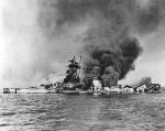 „Admiral Graf Spee”, wysadzony przez własną załogę pogrąża się  w wodzie w pobliżu Montevideo...