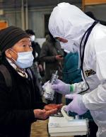  Kontrola napromieniowania ludzi ewakuowanych z miasta Koriyama  ok. 60 km od elektrowni Fukushima 