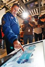 George Zamka najpierw jako pilot promu  „Discovery”  w 2007 r.,  a później  dowódca  wahadławca  „Endeavour”  w 2010 r., spędził  w kosmosie 692 godziny