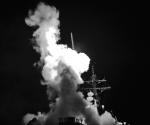 Rakieta Tomahawk wystrzeliwana przez amerykański niszczyciel USS Barry  w kierunku Libii w ramach operacji „Świt odysei”, 19.03.2011 r.