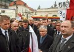 Jarosław Kaczyński i inni politycy PiS co miesiąc składają kwiaty przed Pałacem Prezydenckim. Na zdjęciu 10 marca