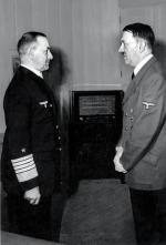 Adolf Hitler i adm. Erich Raeder, dowódca Kriegsmarine, fot. z 1943 r.