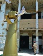 Libijskie władze umacniały pamięć o amerykańskim nalocie  z 1986 roku. Na zdjęciu „pomnik odwetu” w Trypolisie