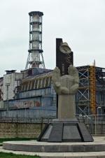 Pomnik upamiętniający katastrofę w Czarnobylu przed tzw. sarkofagiem osłaniającym zniszczony wybuchem reaktor 
