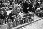 Sprzedawcy oleju na targowisku na placu Kercelego w Warszawie podczas niemieckiej okupacji 