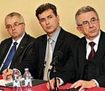 <Jacek Korski (z lewej), p.o. prezesa Kompanii Węglowej, Eugeniusz Małobęcki (w środku) dyrektor ds. bhp w KHW i Zygmunt Kosmała (z prawej) prezes Bumechu podkreślali rolę  inwestycji  w bezpieczeństwo kopalń