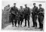 Dalej w boju, żołnierze 5. Brygady Wileńskiej AK na Białostocczyźnie, wiosna 1945 r.,  w środku stoi mjr Zygmunt Szendzielarz „Łupaszka”  