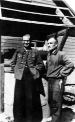 Franciszek Ziemkowski „Wroński”, „Zmiana” (pierwszy z prawej), komendant  Obwodu OAK Grodno Prawy Niemen  ze swoim synem  Marianem, aresztowany przez UB 14 grudnia 1845 r. w Białymstoku, przekazany został NKWD. Zamordowano  go 12 marca 1947 r.  w Grodnie