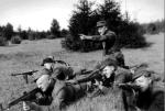 Oddział „Olecha”  podczas ćwiczeń  w terenie, 1945 r.  (klęczy z wyciągniętą  ręką „Olech”) 